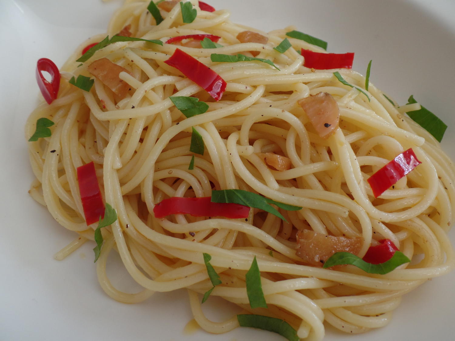 Spaghetti Aglio Olio - Rezept mit Bild - kochbar.de
