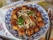 Hähnchenbrustfiletwürfel im Bierteig mit Chinesischen Nudeln und Gemüse - Rezept