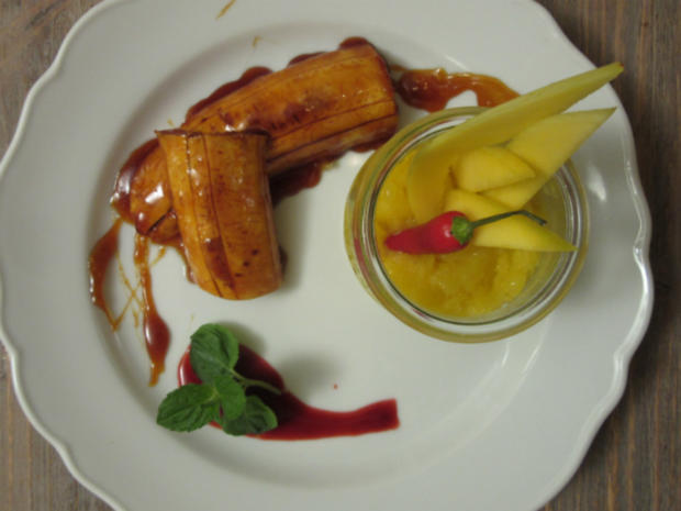 Gebratene, danach karamellisierte Kochbananen mit Chili-Mango-Sorbet