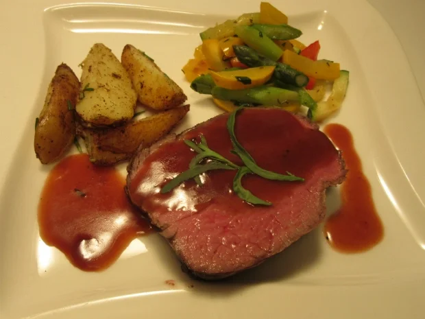 Rinderfilet in Burgundersoße mit Bratgemüse - Rezept