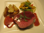 Rinderfilet in Burgundersoße mit Bratgemüse - Rezept