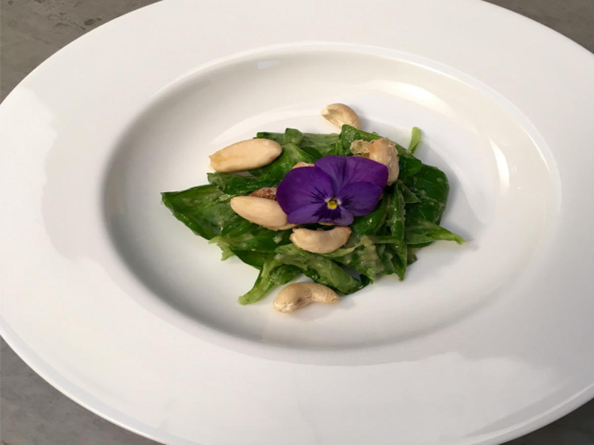 Feldsalat mit karamellisierten Nüssen und einem Avocado-Birnen-Dressing ...