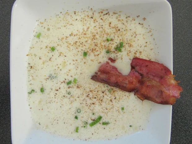 Schaumsüppchen vom Bergkäse mit Feigen-Balsamico & knusprigen Schinken vom Schwein - Rezept