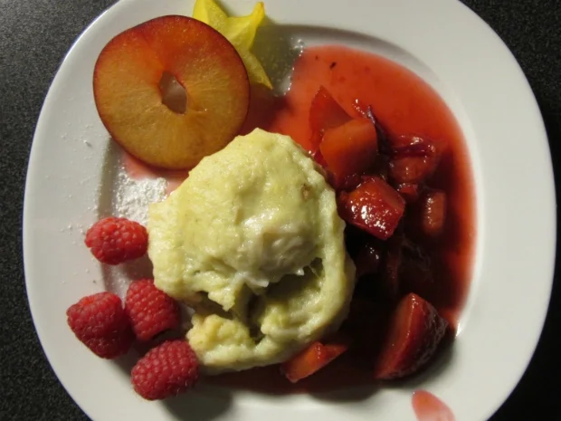 Rezept: Kartoffelklöße mit Omas Pflaumen und einer Zimt- & Zuckerbutter Kartoffelklöße mit Omas Pflaumen und einer Zimt- & Zuckerbutter - Rezept