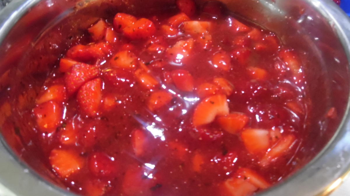 Buttermilch-Mousse mit Erdbeer-Minz-Ragout - Rezept - Bild Nr. 12