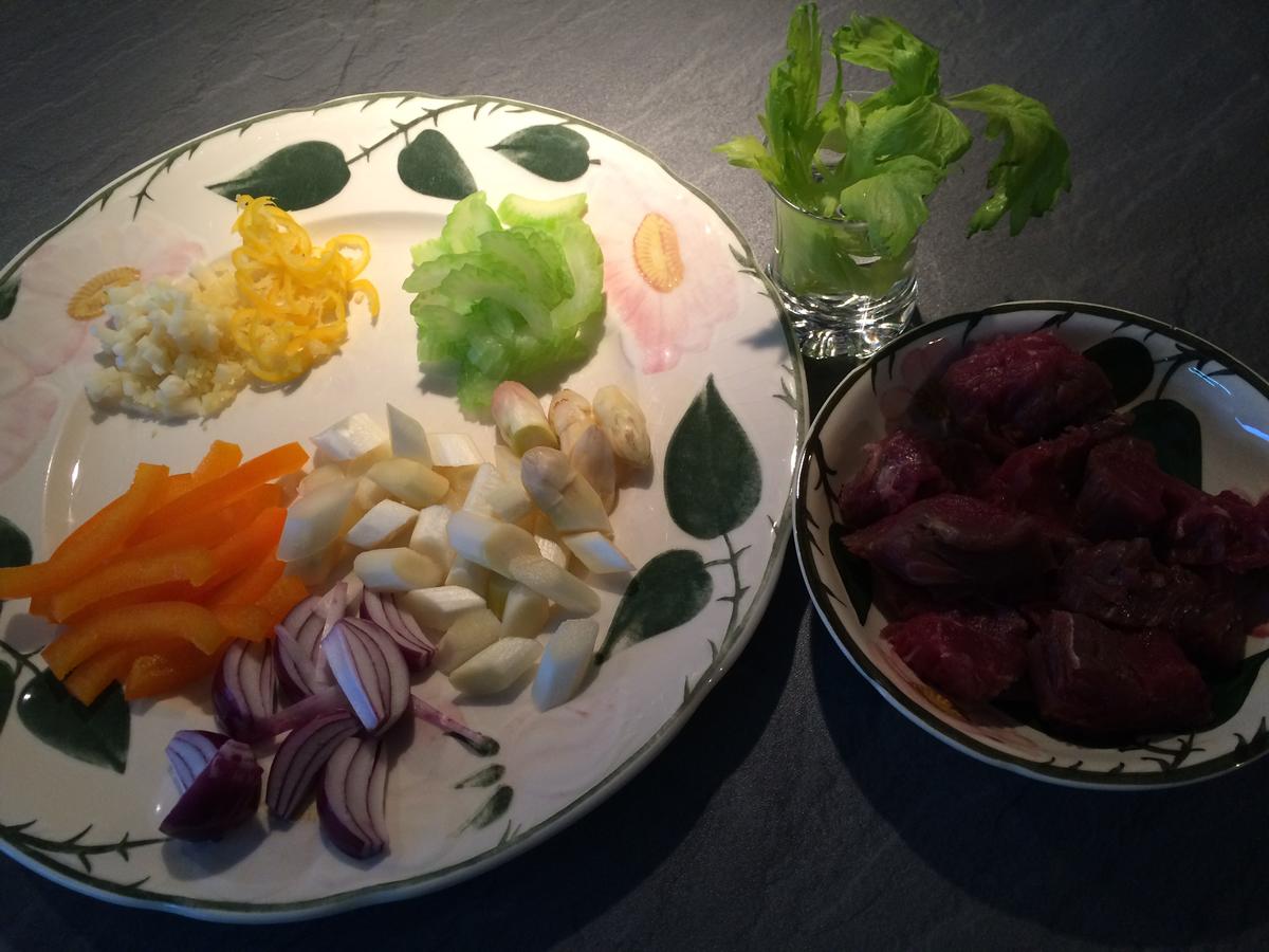 Rinderfilet mit Spargel und frischem Gemüse auf asiatische Art ...