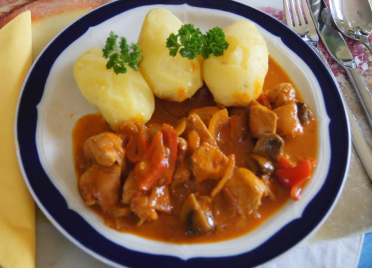 Bilder für Hähnchenbrustfilet-Gulasch mit Pellkartoffeln - Rezept