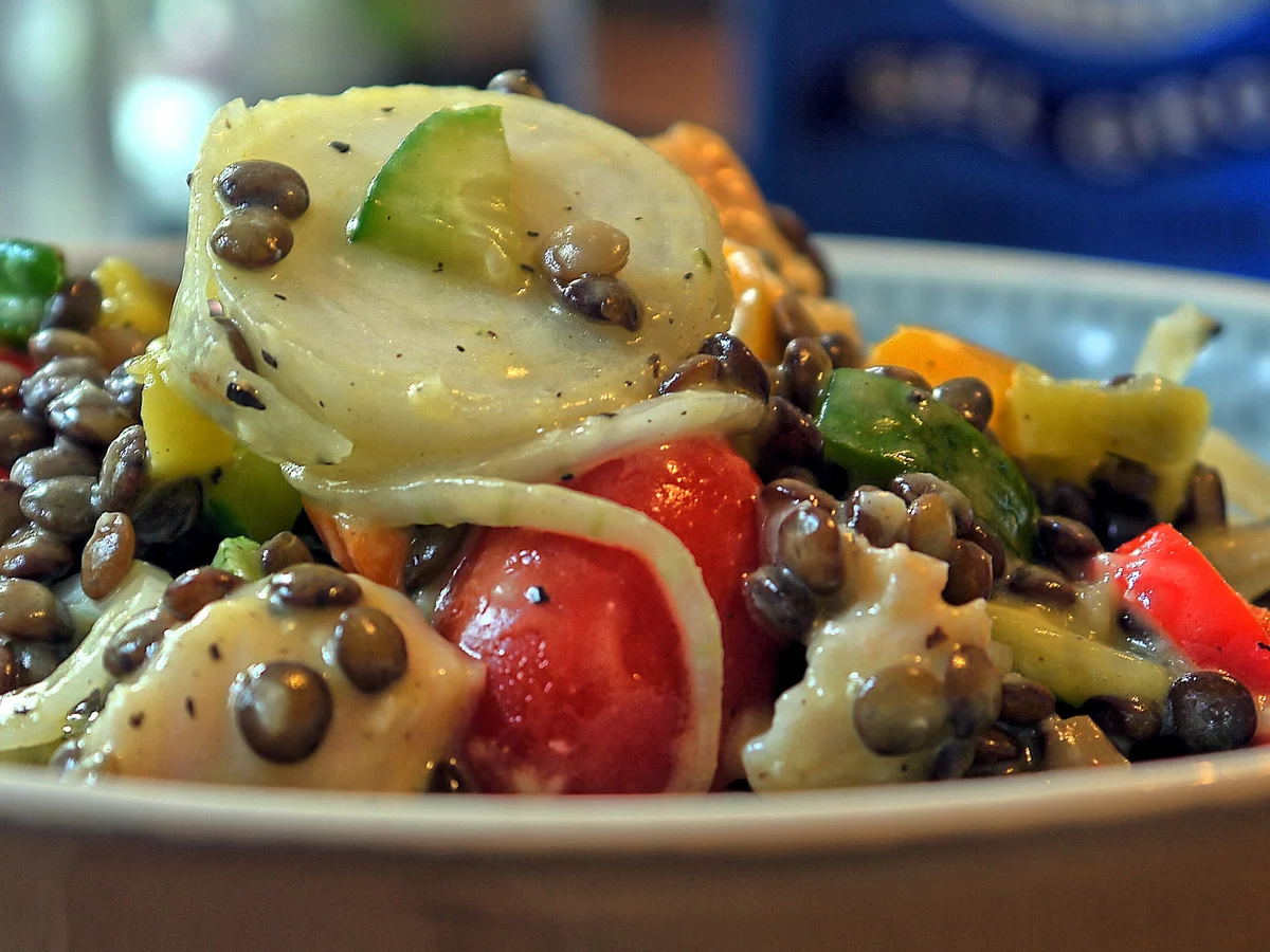 Rezept: Pikanter Linsensalat mit Hähnchenbrust Pikanter Linsensalat mit Hähnchenbrust - Rezept
