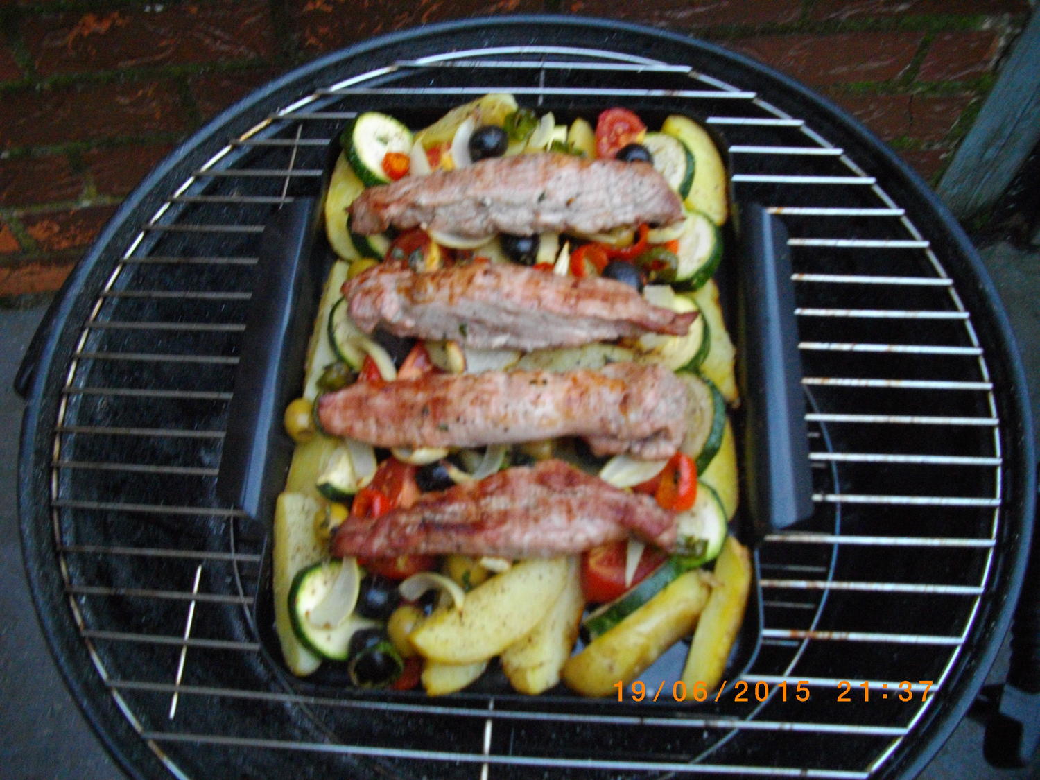 Spanferkelfilets Auf Grillgemuse Im Kugelgrill Rezept Kochbar De