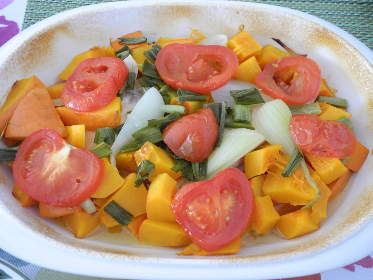 Rezept: Gedünsteter Kürbis mit Frühlingszwiebeln und Tomate Gedünsteter Kürbis mit Frühlingszwiebeln und Tomate - Rezept