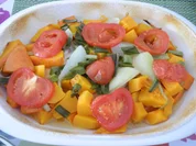 Gedünsteter Kürbis mit Frühlingszwiebeln und Tomate - Rezept