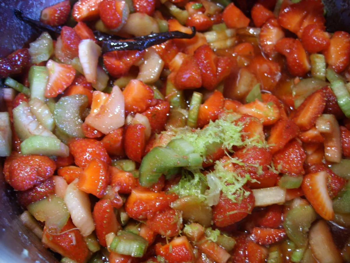 Konfitüre & Co: Erdbeer-Rhabarber mit Vanille 2016 - Rezept