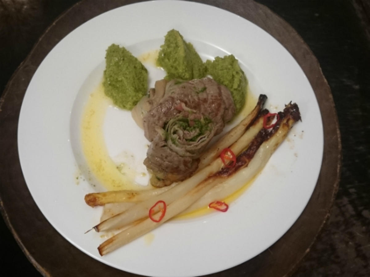 Roastbeef-Involtini mit Pestofüllung, ofengegarter Spargel und Kräuter ...