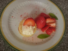 Biskuit-Kuchen mit Erdbeervariation und geminzter Sahne - Rezept