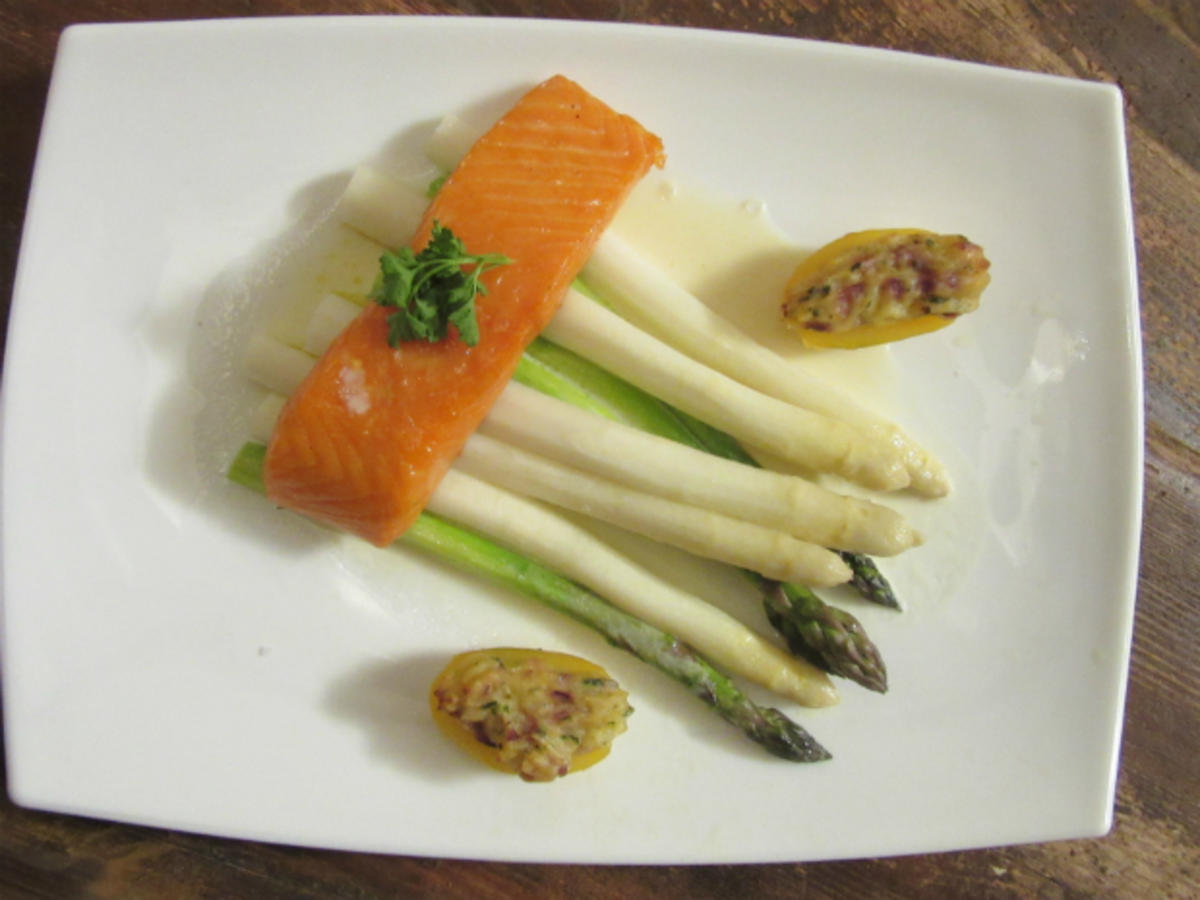 Bilder für Lauwarmer Stremel-Lachs aus dem Räucherofen mit zweierlei Spargel und Ofenkartoffeln - Rezept