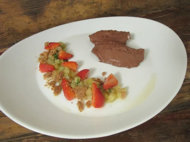 Rezept: Schokoladenmousse mit Rhabarber und Erdbeeren Schokoladenmousse mit Rhabarber und Erdbeeren - Rezept