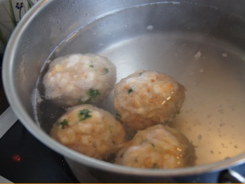Rezept: Semmelknödel mit selbst gesammelten Waldrahmpilzen Bild Nr. 50 Semmelknödel mit selbst gesammelten Waldrahmpilzen - Rezept - Bild Nr. 50