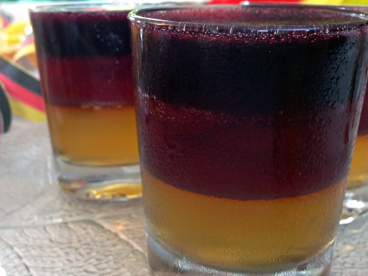 EM-Snacks: Schwarz-Rot-Gold-Spieße, Götterspeise und Deutschlandkuchen - Rezept