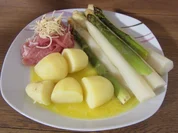 Landspargel mit Kartoffeln und Trüffelschinken auf einem holländischen Soßenspiegel - Rezept