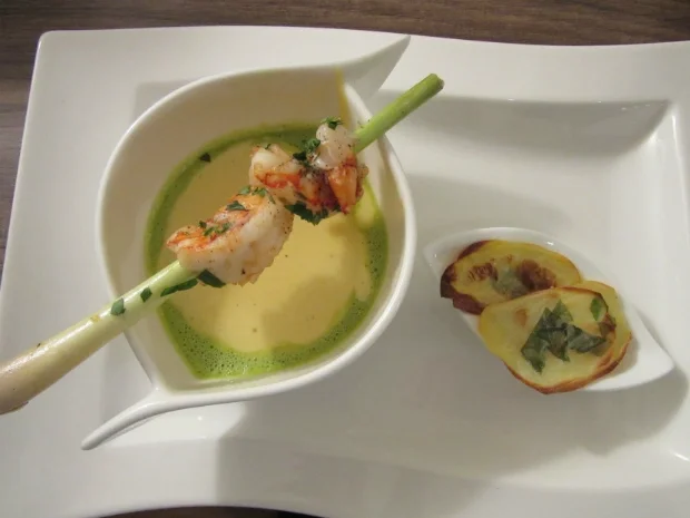 Bärlauch-Latte-Macchiato mit Zitronengras-Espuma, dazu gesellen sich Garnelen - Rezept