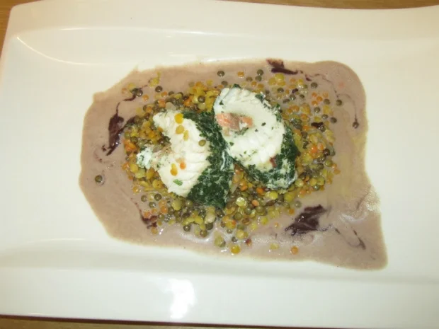 Rezept: Steinbeißer-Lachs-Rouladen im Kräutermantel auf bunten Linsen mit violetter Senfsoße Steinbeißer-Lachs-Rouladen im Kräutermantel auf bunten Linsen mit violetter Senfsoße - Rezept
