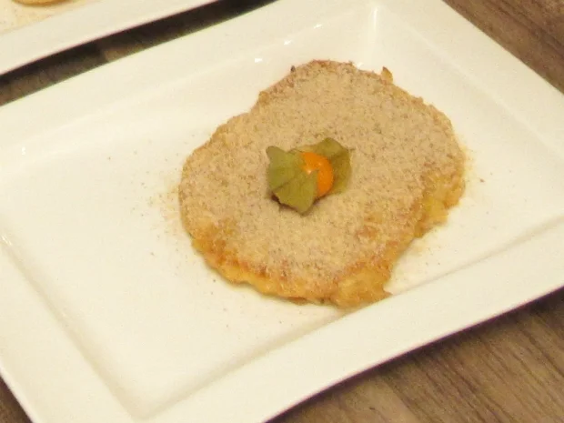 Rezept: Ananas-Beignets mit Zimt-Limetten-Zucker und selbstgemachtem Vanilleeis mit Früchten Ananas-Beignets mit Zimt-Limetten-Zucker und selbstgemachtem Vanilleeis mit Früchten - Rezept