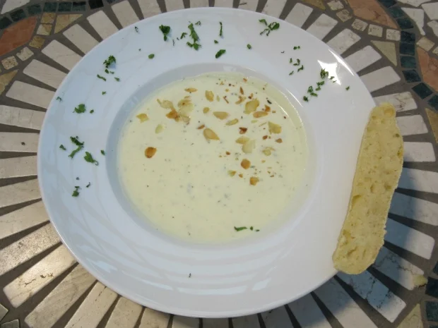 Spanische Mandelsuppe mit versteckten Fruchtstückchen und selbstgebackenem Brot - Rezept