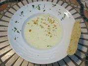 Spanische Mandelsuppe mit versteckten Fruchtstückchen und selbstgebackenem Brot - Rezept