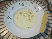 Spanische Mandelsuppe mit versteckten Fruchtstückchen und selbstgebackenem Brot - Rezept