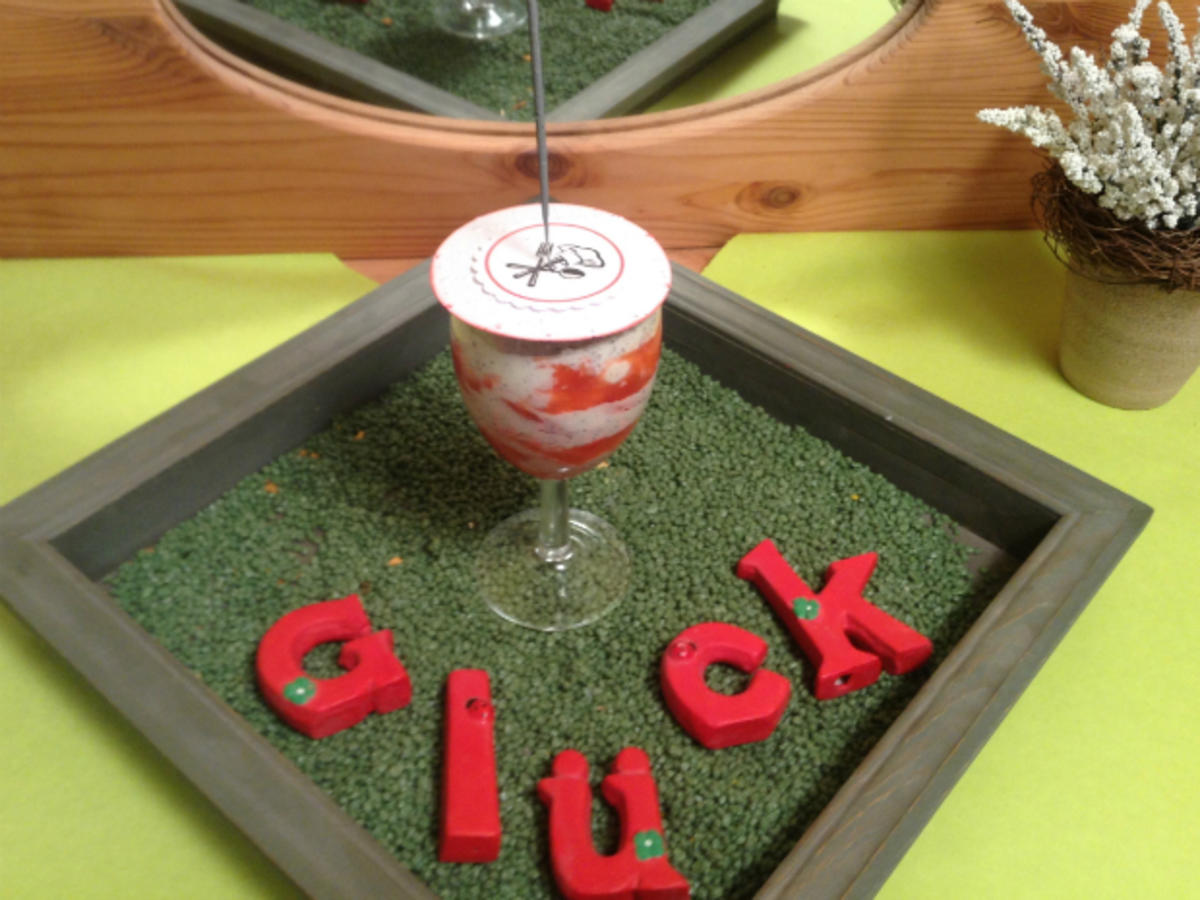 Mohnquark mit pürierten Erdbeeren - Rezept - kochbar.de