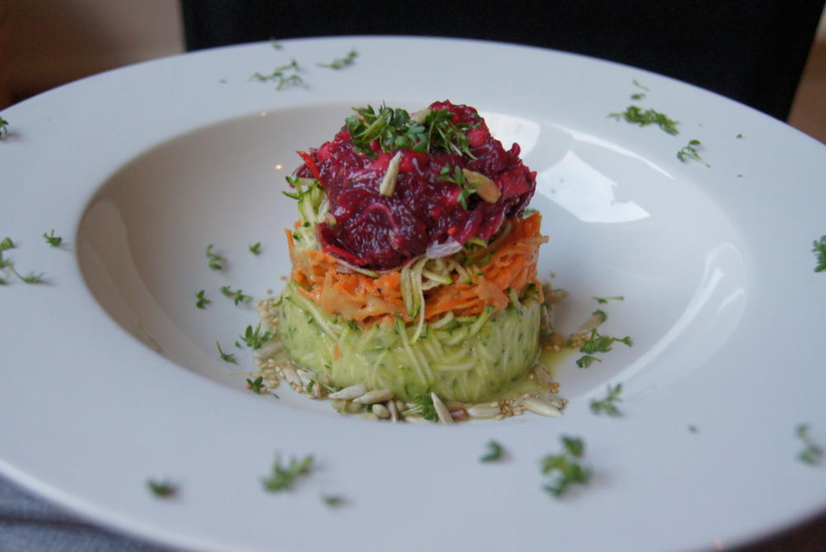 Bilder für Buntes Gemüse-Türmchen mit Avocado- Senfdressing - Rezept