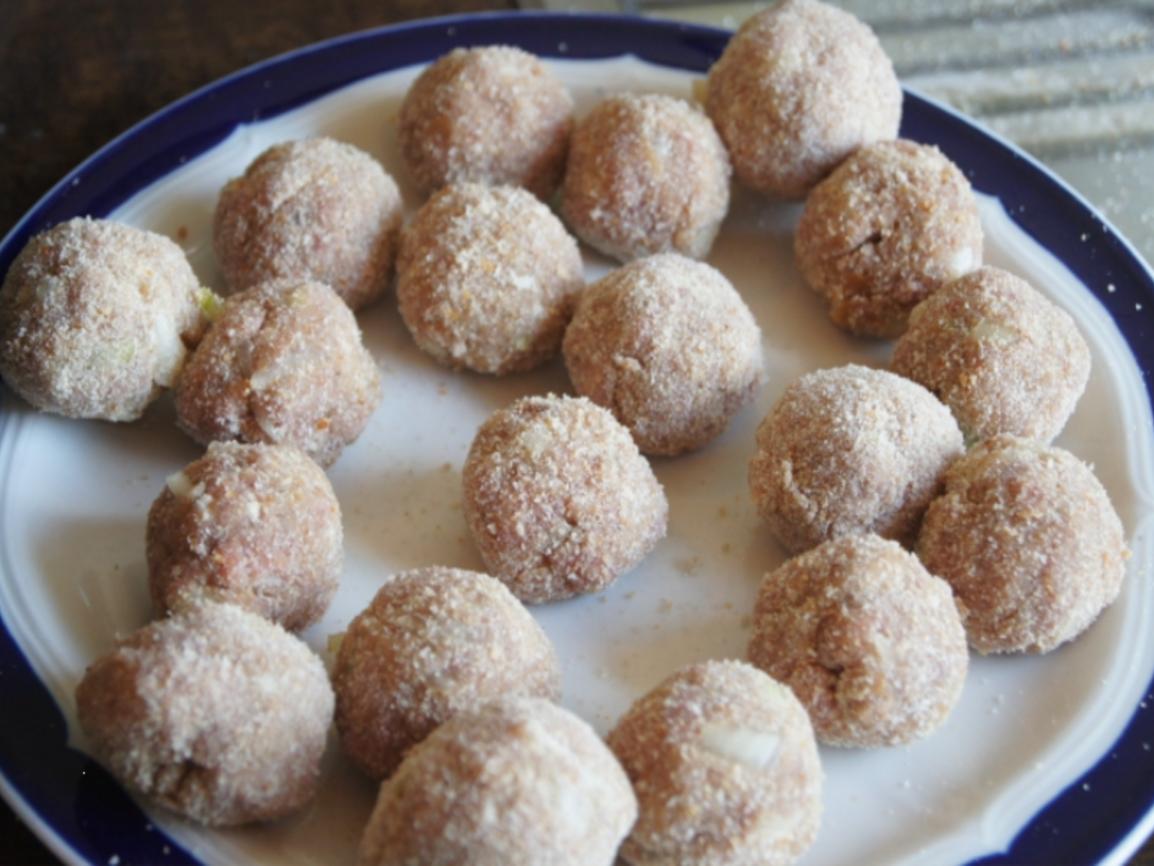Hackbällchen mit Mie-Nudeln und Gemüse - Rezept - kochbar.de