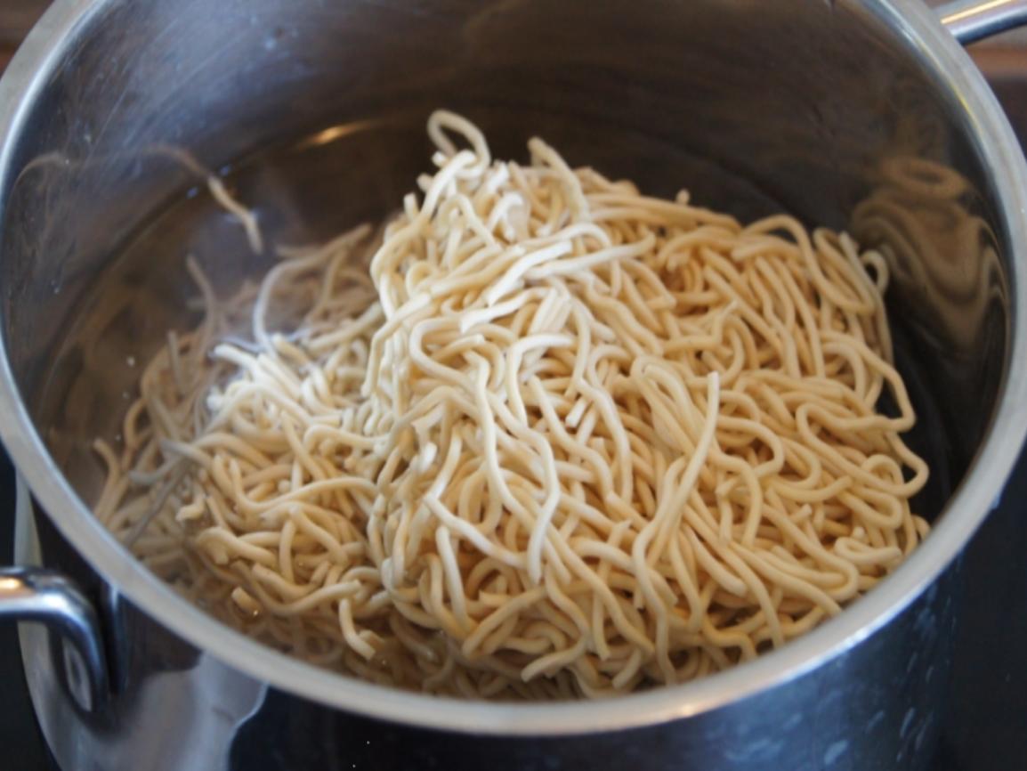 Hackbällchen mit Mie-Nudeln und Gemüse - Rezept - kochbar.de