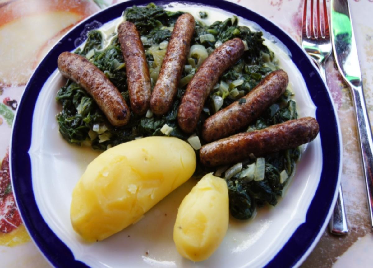 Rostbratwürstchen auf Blattspinat mit Pellkartoffeln - Rezept von
MausVoh