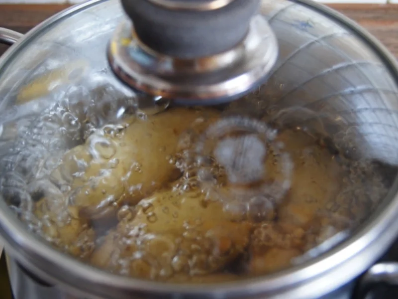 Rostbratwürstchen auf Blattspinat mit Pellkartoffeln - Rezept - Bild Nr. 68