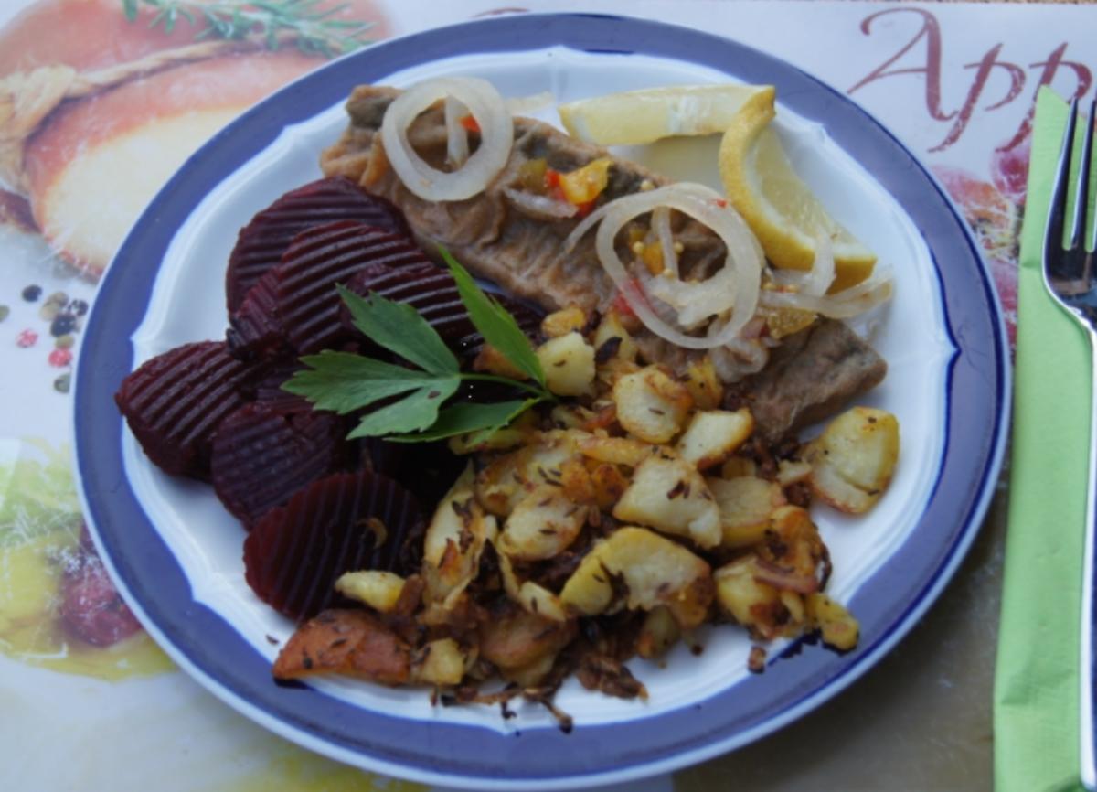 Bratheringsfilet mit pikanten Bratkartoffeln und Rote Bete - Rezept