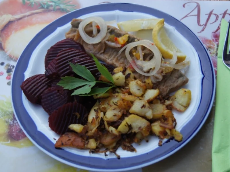 Bratheringsfilet mit pikanten Bratkartoffeln und Rote Bete - Rezept