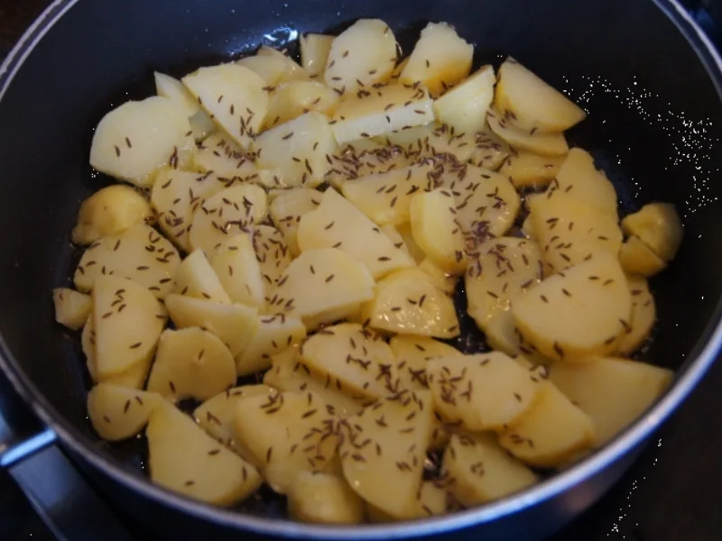Bratheringsfilet mit pikanten Bratkartoffeln und Rote Bete - Rezept - Bild Nr. 4
