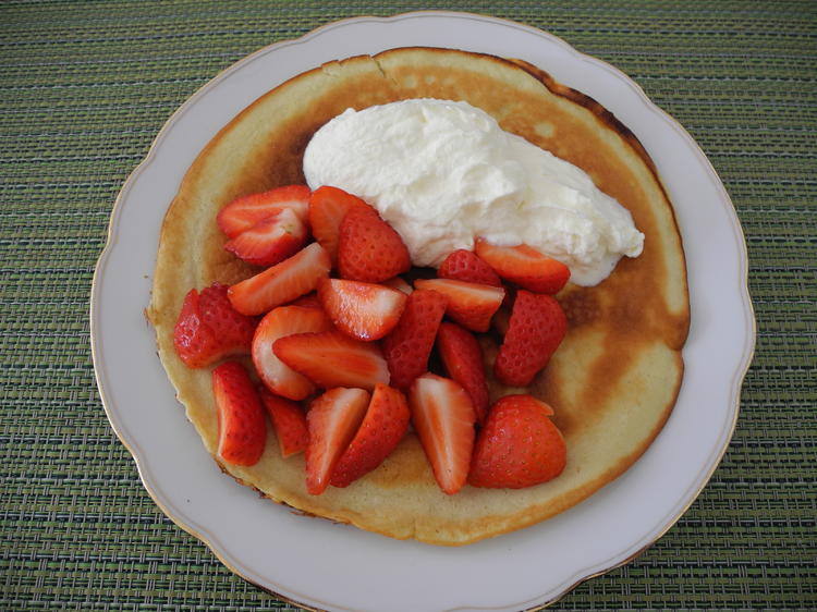 Kokos - Eier - Pfannkuchen mit Sahne und Erdbeeren - Rezept - kochbar.de