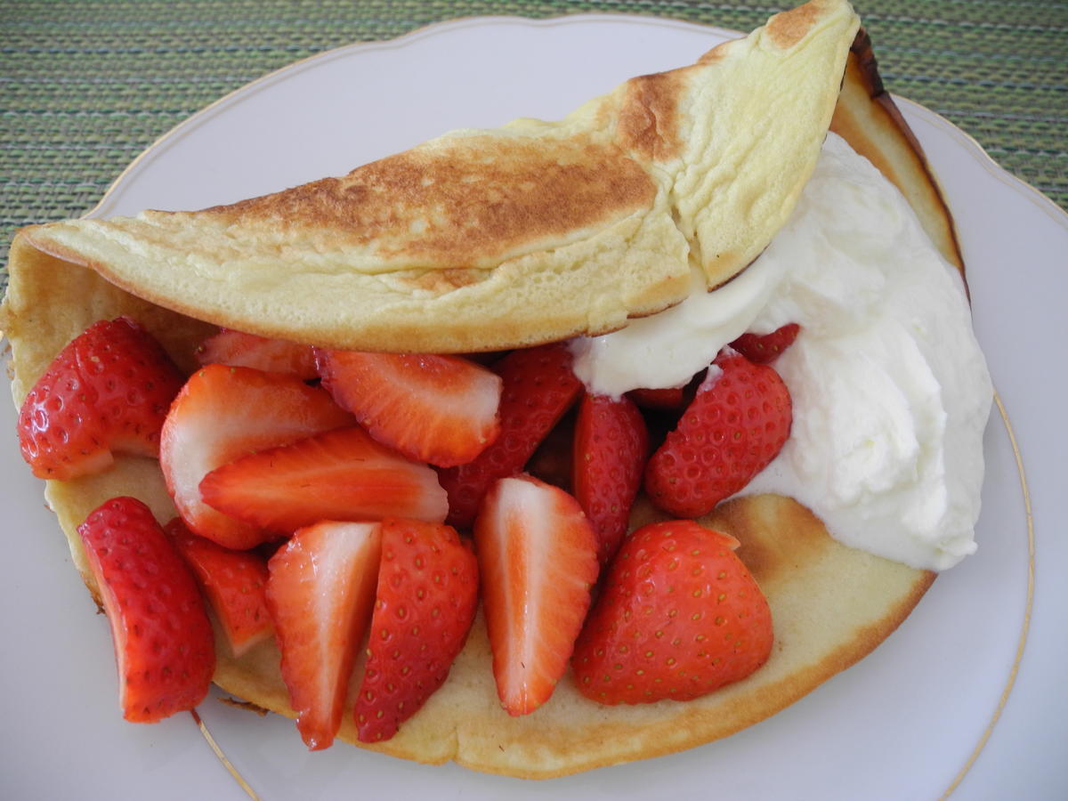 Kokos - Eier - Pfannkuchen mit Sahne und Erdbeeren - Rezept - kochbar.de