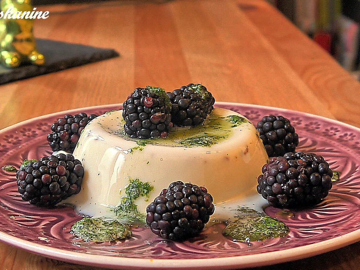 Panna Cotta mit Basilikumsauce und frischen Beeren - Rezept - Bild Nr. 100