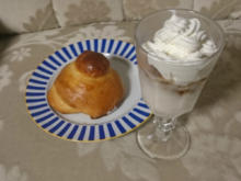 Granita alla Mandorla con Panna e Brioche - Rezept