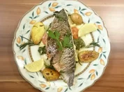 Orata al forno ripieno con spinaci e`pomodorini, con patate al rosmarino - Rezept