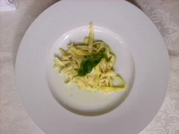 Bandnudeln an kalter Apfelsoße - Rezept