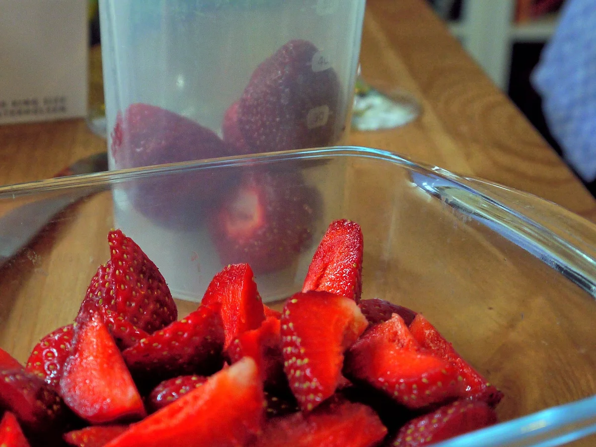 Lakritz-Ricotta-Kuchen mit Limoncello-Erdbeeren - Rezept - Bild Nr. 3