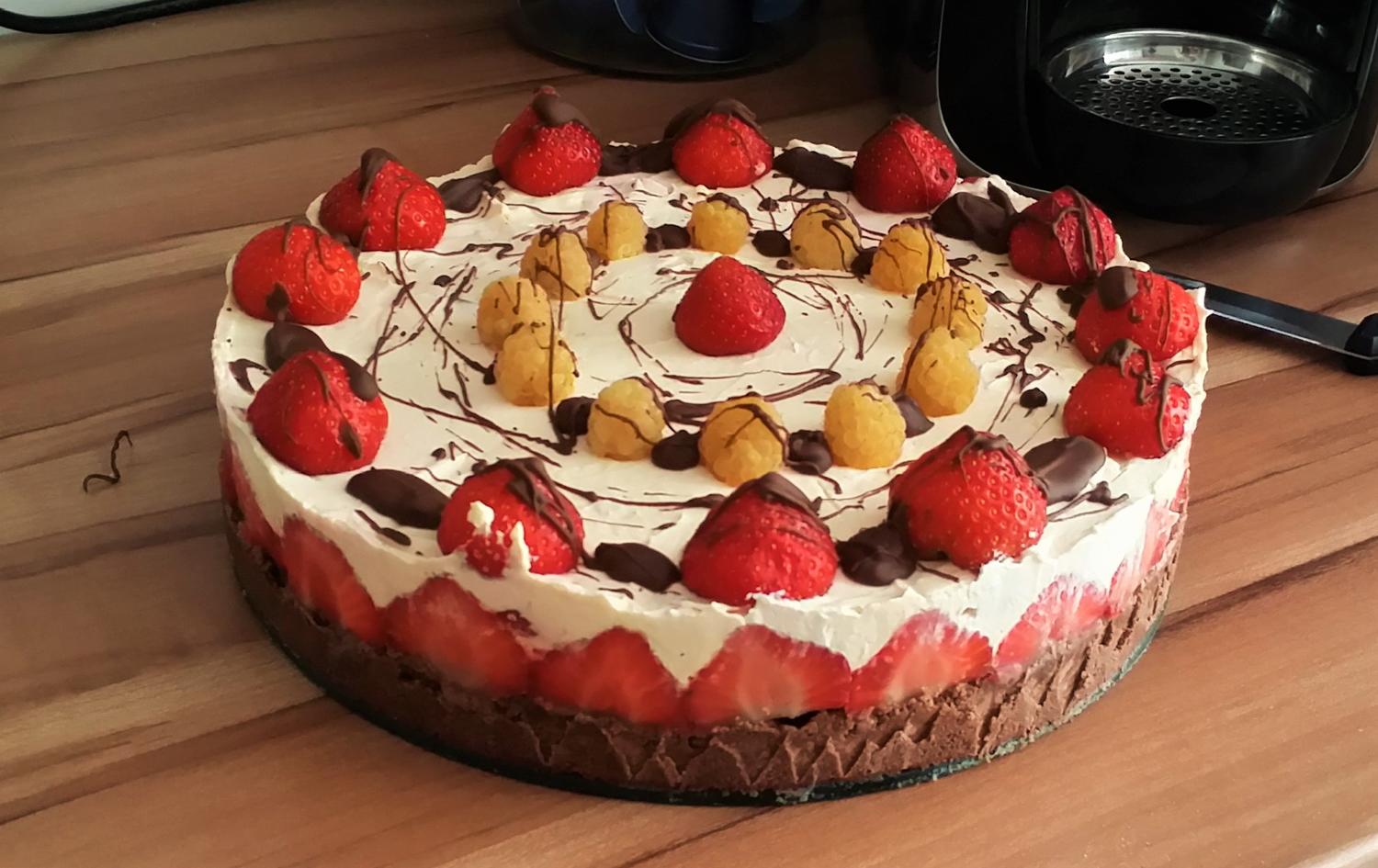 Erdbeertorte mit Keksboden ohne Backen - Rezept - kochbar.de