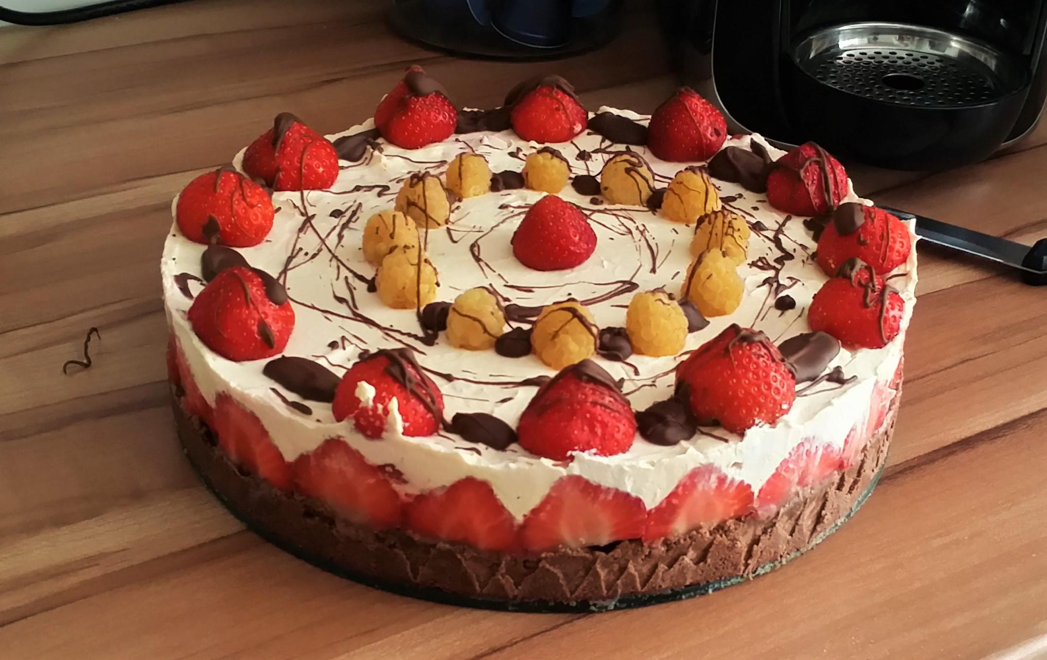 Bilder für Erdbeertorte mit Keksboden ohne Backen - Rezept