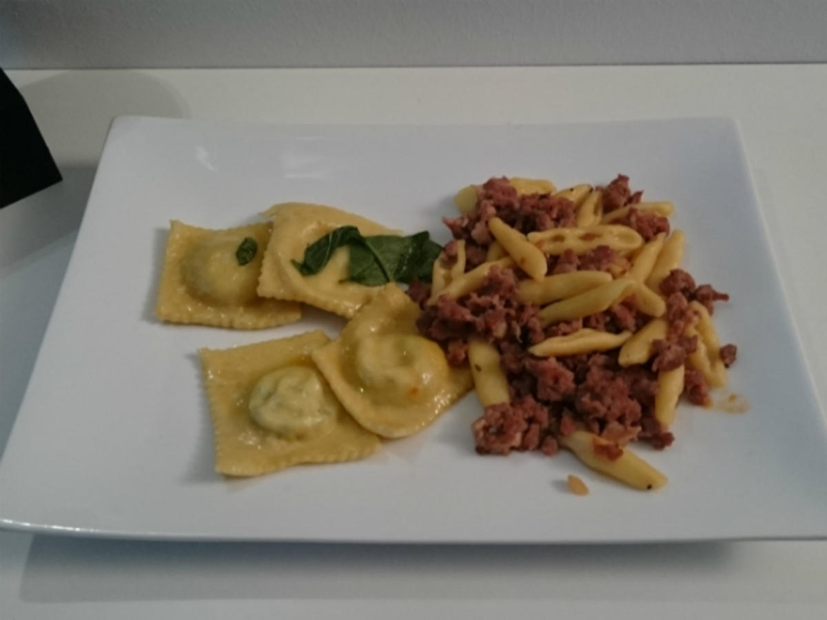 Bilder für Cavatelli Con Salsiccia und Ravioli Ripieni alla Ricotta e Spinaci - Rezept