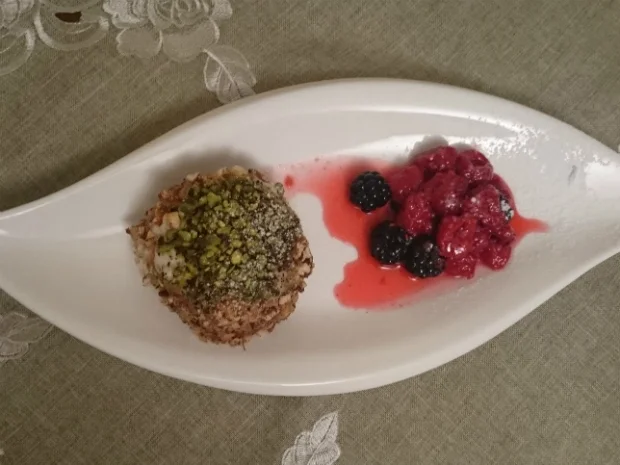 Rezept: Paste Elena im zarten Einklang mit Him- und Heidelbeeren Paste Elena im zarten Einklang mit Him- und Heidelbeeren - Rezept