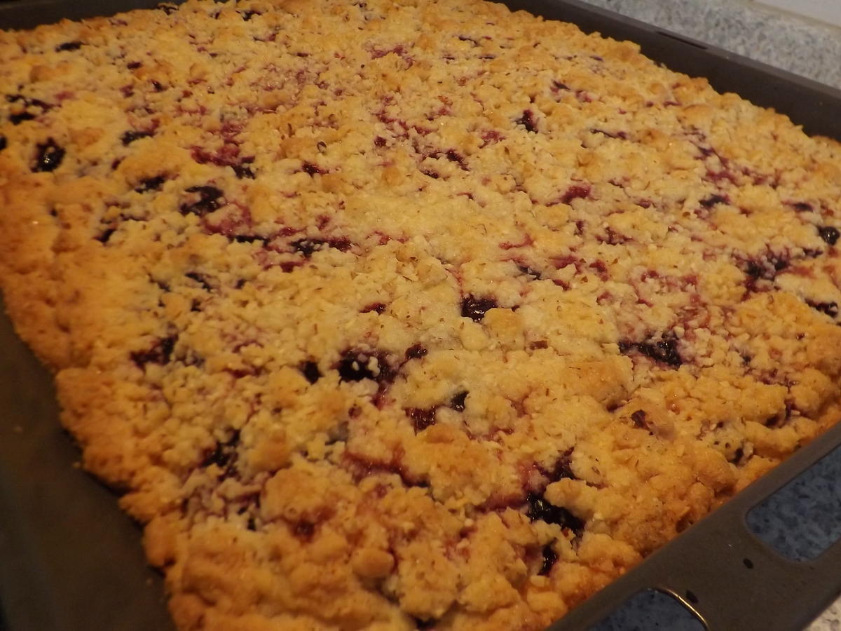 Schneller Kirschkuchen mit Butter-Mandel-Streusel - Rezept - kochbar.de